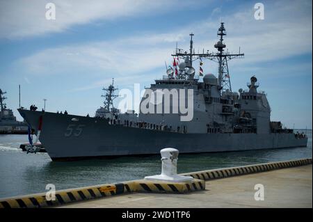 Der Lenkraketenkreuzer USS Leyte Gulf kehrt zur Marinestation Norfolk, Virginia, zurück. Stockfoto