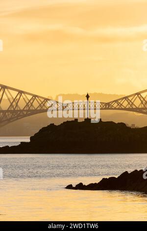 Ein wunderschöner Sonnenuntergang im Firth of Forth mit Blick auf Downing Point in Dalgety Bay und die Forth Bridge. Stockfoto