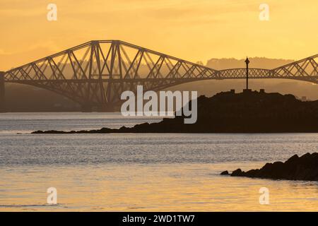 Ein wunderschöner Sonnenuntergang im Firth of Forth mit Blick auf Downing Point in Dalgety Bay und die Forth Bridge. Stockfoto