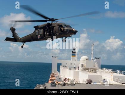 Ein Hubschrauber DER US Army UH-60 Black Hawk landet auf dem Flugdeck der USNS Comfort. Stockfoto