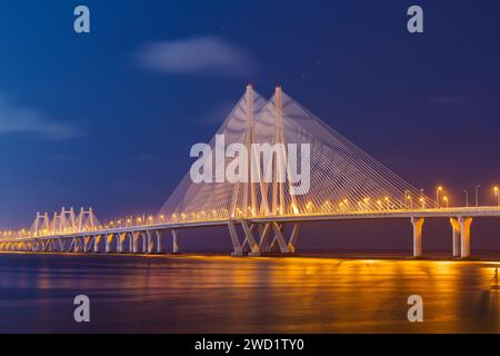 Bandra Worli Sea Link leuchtet nachts auf, Mumbai Stockfoto