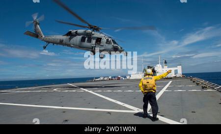 Ein MH-60S Sea Hawk landet an Bord des US Navy-Krankenhausschiffs USNS Comfort. Stockfoto