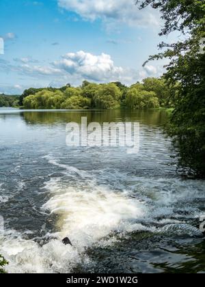 Wasser fließt in das Staunton Harold Reservoir, Derbyshire, England, Großbritannien Stockfoto