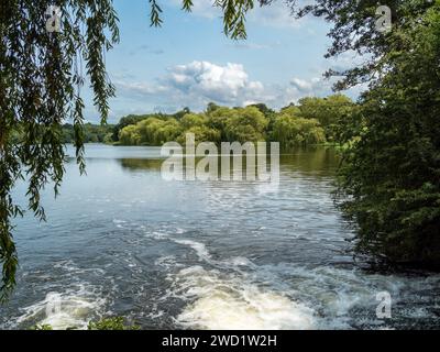 Wasser fließt in das Staunton Harold Reservoir, Derbyshire, England, Großbritannien Stockfoto