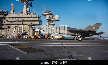 Eine F-35C Lightning II bereitet sich darauf vor, eine verhaftete Kabellandung auf dem Flugdeck der USS Carl Vinson zu machen. Stockfoto