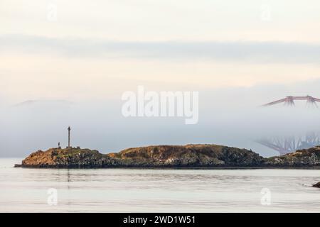 Sonnenaufgang am Downing Point in Dalgety Bay mit der Forth Bridge, die aus dem Nebel ragt Stockfoto