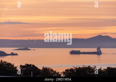 Ein goldener Sonnenaufgang im Firth of Forth mit Blick von Dalgety Bay in Richtung Arthur's Seat in Edinburgh und Inchmickery Island. Stockfoto