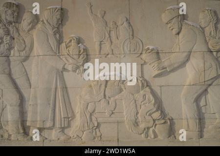 Sarkophag mit Steinrelief, Thema: Opfer und Verzicht des sowjetischen Volkes und Unterstützung der Armee, Sowjetisches Ehrenmal, Winter, Treptower Park, Treptow, Treptow-Köpenick, Berlin, Deutschland Sarkophag mit Steinrelief, Thema: Opfer und Verzicht des sowjetischen Volkes und Unterstützung der Armee, Sowjetisches Ehrenmal, Winter, Treptower Park, Treptow, Treptow-Köpenick, Berlin, Deutschland *** Sarkophag mit Steinrelief, Themenopfer und Verzicht auf das sowjetische Volk und Unterstützung der Armee, sowjetische Gedenkstätte, Winter, Treptower Park, Treptow, Treptow Köpenick, Berlin, Deutschland Sa Stockfoto