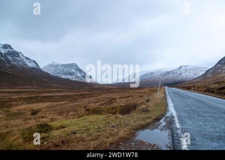 Die A82 durch Glencoe an einem nassen Wintertag. Stockfoto