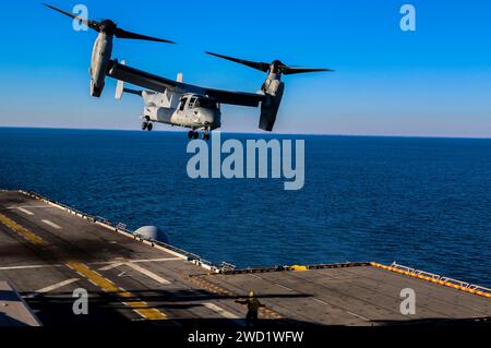 Eine MV-22B Osprey startet vom amphibischen Angriffsschiff USS Iwo Jima. Stockfoto