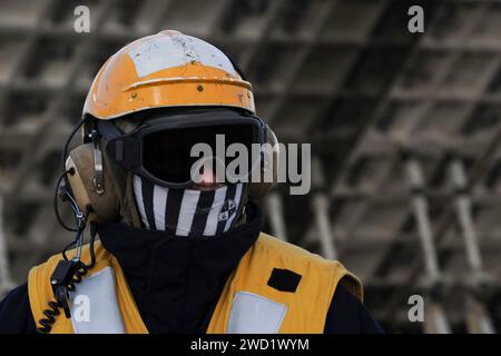 Boatswain's Mate beobachtet Flugoperationen. Stockfoto