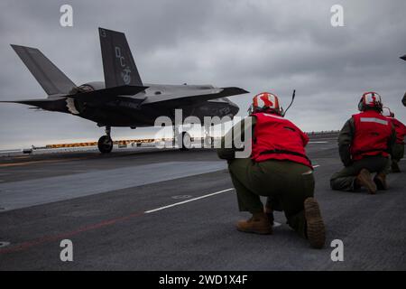 Ein U.S. Marine Corps F-35B Lightning II bereitet sich auf den Start von der USS Makin Island vor. Stockfoto