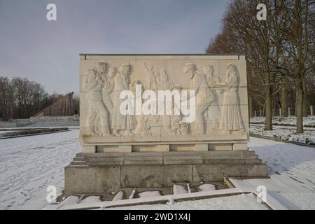 Sarkophag mit Steinrelief, Thema: Opfer und Verzicht des sowjetischen Volkes und Unterstützung der Armee, Sowjetisches Ehrenmal, Winter, Treptower Park, Treptow, Treptow-Köpenick, Berlin, Deutschland Sarkophag mit Steinrelief, Thema: Opfer und Verzicht des sowjetischen Volkes und Unterstützung der Armee, Sowjetisches Ehrenmal, Winter, Treptower Park, Treptow, Treptow-Köpenick, Berlin, Deutschland *** Sarkophag mit Steinrelief, Themenopfer und Verzicht auf das sowjetische Volk und Unterstützung der Armee, sowjetische Gedenkstätte, Winter, Treptower Park, Treptow, Treptow Köpenick, Berlin, Deutschland Sa Stockfoto