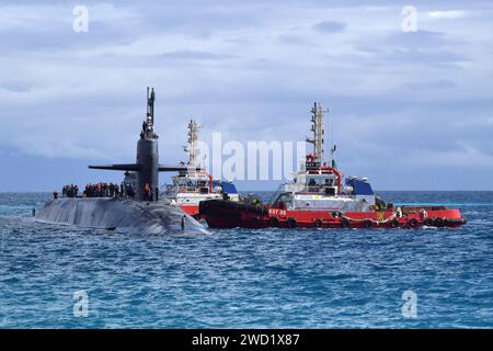 Schlepper führen das U-Boot der Ohio-Klasse USS Georgia in den Hafen. Stockfoto