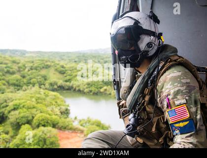 Marine Aircrewman fährt in einem MH-60S Sea Hawk Hubschrauber. Stockfoto