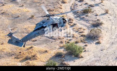 Ein MH-60S KnightHawk Hubschrauber übt ein Flugmanöver aus. Stockfoto