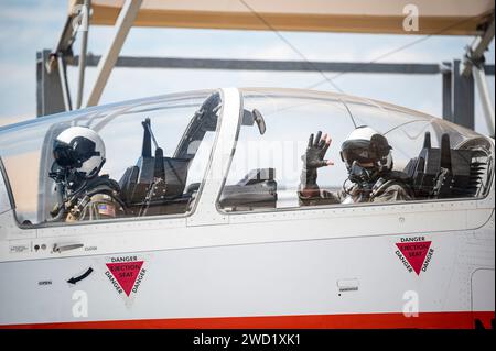 Co-Pilot-Wellen aus dem Cockpit einer T-6 Texan II Stockfoto