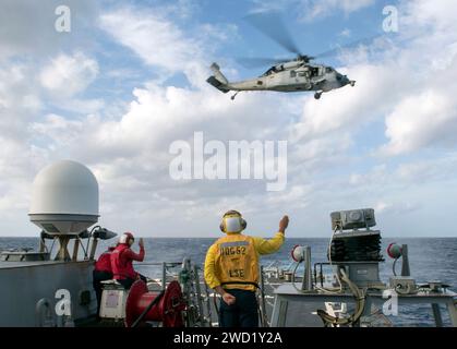 Ein MH-60S Sea Hawk Hubschrauber hebt nach einer vertikalen Auffüllung mit der USS Barry ab. Stockfoto