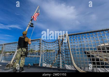 Fire Controlman verlagert die Farben nach einem Meer und verankert die Evolution an Bord der USS Sioux City. Stockfoto