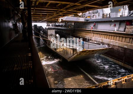 Landungsschiff, Nutzfahrzeuge gehen an Bord des Amphibienlagers USS Comstock. Stockfoto