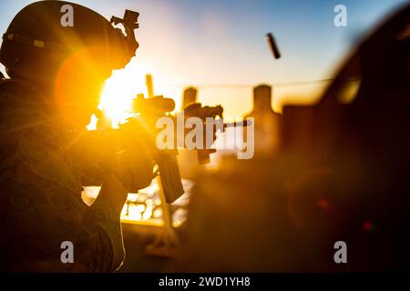 Ein U.S. Marine feuert seinen M4-Karabiner während einer Kampfübung ab. Stockfoto