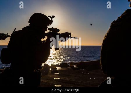 Ein U.S. Marine feuert einen M4-Karabiner während einer Kampfübung ab. Stockfoto