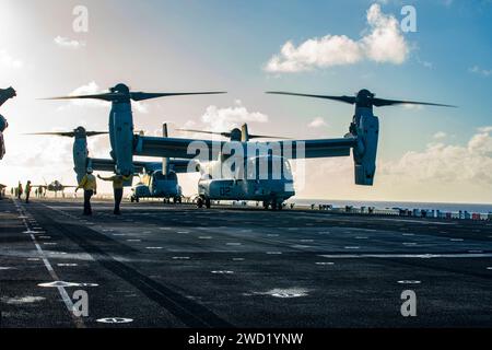 Das U.S. Marine Corps MV-22 Ospreys bereiten sich auf den Start vom Flugdeck der USS Makin Island vor. Stockfoto