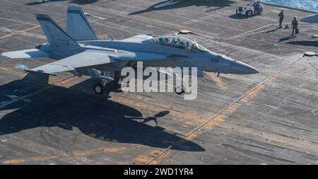 Eine F/A-18E Super Hornet landet verhaftet auf dem Flugdeck der USS Nimitz. Stockfoto