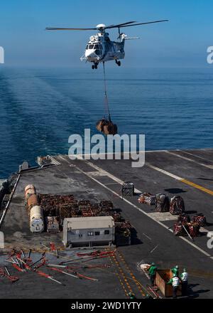 Ein Super Puma (EC-225) Hubschrauber entlädt Fracht auf dem Flugdeck der USS Nimitz. Stockfoto