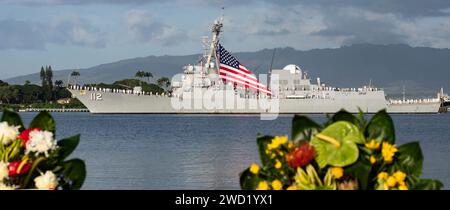 Seeleute an Bord des Raketenzerstörers USS Michael Murphy bemannen die Schienen. Stockfoto