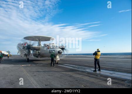 Eine E-2C Hawkeye bereitet sich auf den Start vom Deck der USS Dwight D. Eisenhower vor. Stockfoto