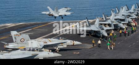 Eine F/A-18E Super Hornet startet vom Flugdeck des Flugzeugträgers USS Nimitz. Stockfoto