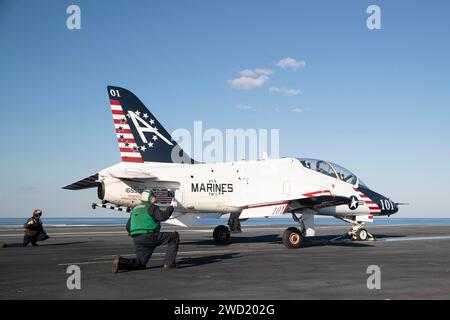 Ein T-45C Goshawk wird vom Flugzeugträger USS Gerald R. Ford gestartet. Stockfoto
