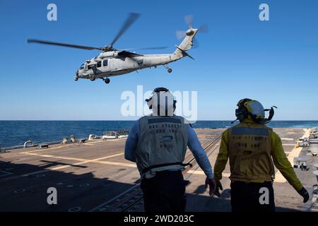 Boatswain's Mates überwachen einen MH-60S Sea Hawk Helikopter, nachdem sie das Flugdeck der USS Sterett verlassen haben. Stockfoto