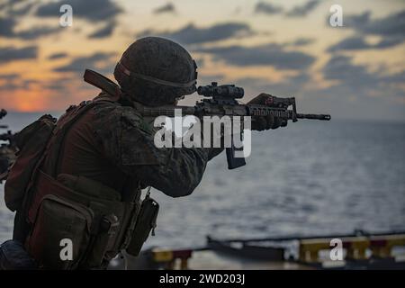 Der U.S. Marine feuert seinen M-4 Karabiner während eines Kampfsporttrainings ab. Stockfoto