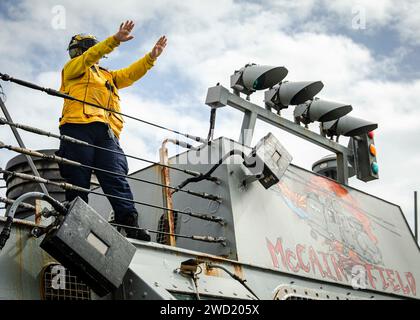 Boatswain's Mate erhält einen SA-330J Puma Hubschrauber auf dem Flugdeck an Bord der USS John S. McCain. Stockfoto