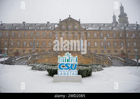 Bad Staffelstein, Deutschland. Januar 2024. Das Logo der CSU-Fraktion im Bayerischen landtag steht im Innenhof des Klosters Banz. Am Ende der viertägigen Konferenz im Kloster Banz bei Bad Staffelstein wird die CSU unter anderem über europäische Politik diskutieren. Quelle: Daniel Vogl/dpa/Alamy Live News Stockfoto