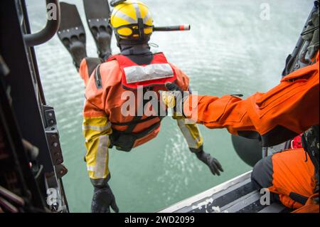 Ein Rettungsschwimmer der US-Küstenwache führt eine Demonstration durch. Stockfoto