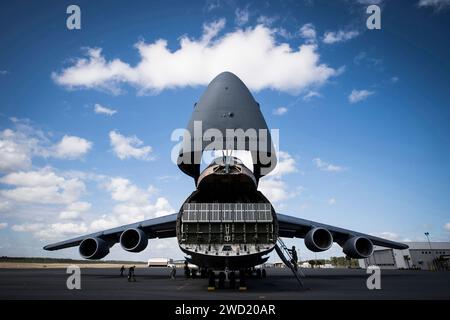 Ein C-5 Galaxy-Flugzeug der U.S. Air Force trifft am Tallahassee International Airport ein, um Fracht zu entladen. Stockfoto