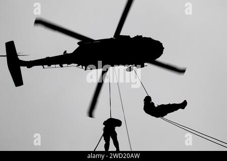 Die Studenten der US Army Air üben sich aus einem Black Hawk Hubschrauber abzuseilen. Stockfoto