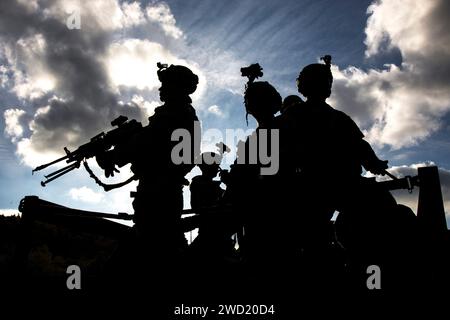 US-Soldaten bereiten sich auf einen Konvoi zu einem taktischen Operationszentrum während der Übung Swift Response vor. Stockfoto