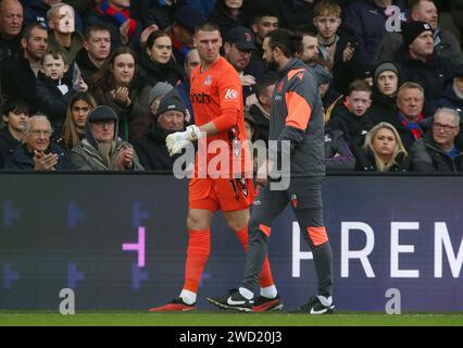 Sam Johnstone aus Crystal Palace wird medizinisch behandelt und wird verletzt ersetzt. - Crystal Palace gegen Liverpool, Premier League, Selhurst Park Stadium, Croydon, Großbritannien - 9. Dezember 2023 nur redaktionelle Verwendung - DataCo-Einschränkungen gelten. Stockfoto