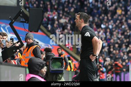 Schiedsrichter, Andy Madley sieht sich den Schiedsrichtermonitor des VAR Video Assistant an. - Crystal Palace gegen Liverpool, Premier League, Selhurst Park Stadium, Croydon, Großbritannien - 9. Dezember 2023 nur redaktionelle Verwendung - DataCo-Einschränkungen gelten. Stockfoto