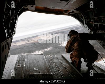 Der Crewchef überprüft den Boden unter dem CH-47 Chinook nach dem Start. Stockfoto