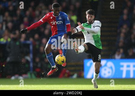 Jefferson Lerma aus Crystal Palace kämpft gegen Dominik Szoboszlai aus Liverpool. - Crystal Palace gegen Liverpool, Premier League, Selhurst Park Stadium, Croydon, Großbritannien - 9. Dezember 2023 nur redaktionelle Verwendung - DataCo-Einschränkungen gelten. Stockfoto