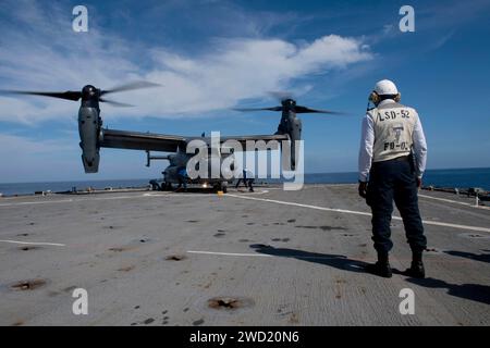 US-Seeleute entfernen Keile und Ketten von einem CV-22-Osprey-Flugzeug an Bord des Flugdecks der USS Pearl Harbor. Stockfoto