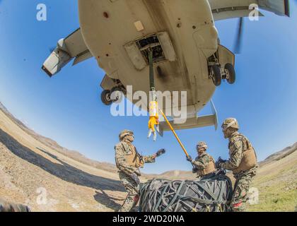 Die US-Marines bringen eine simulierte Last auf einen MV-22 Osprey. Stockfoto