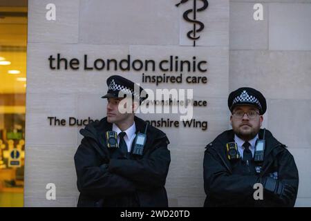 Polizeibeamte stehen vor der Londoner Klinik am Devonshire Place in Marylebone, wo die Prinzessin von Wales sich einer Bauchoperation unterzieht Stockfoto