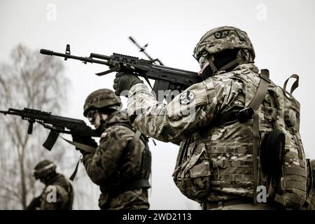 Die Soldaten nehmen an einem von Polen geführten Spartan Training in Bemowo Piskie, Polen, Teil. Stockfoto