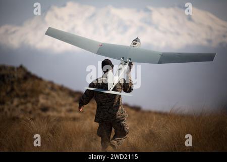 U.S. Marine bereitet sich auf den Start eines kleinen unbemannten Flugzeugsystems vor. Stockfoto